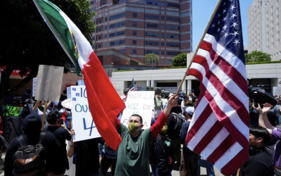 ANTE PROTESTAS POR REDADAS DE MIGRANTES, IMPONEN TOQUE DE QUEDA EN LOS ÁNGELES, CALIFORNIA
